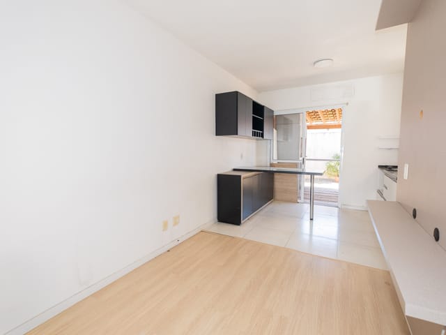 Foto do Casa - Casa à venda no Moradas Pelotas 1, Três Vendas - 50 m², 2 quartos, cozinha com armários e área de lazer com churrasqueira. | UP Imóveis