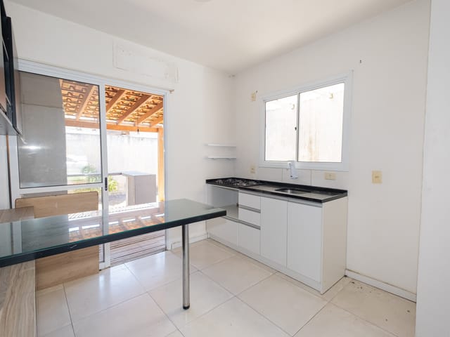 Foto do Casa - Casa à venda no Moradas Pelotas 1, Três Vendas - 50 m², 2 quartos, cozinha com armários e área de lazer com churrasqueira. | UP Imóveis