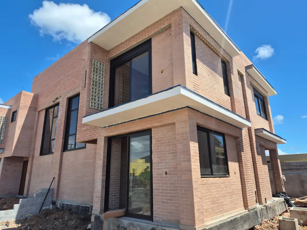 Casa para venda em Carianos com 3 quartos, sendo 1 suíte, 142m²
