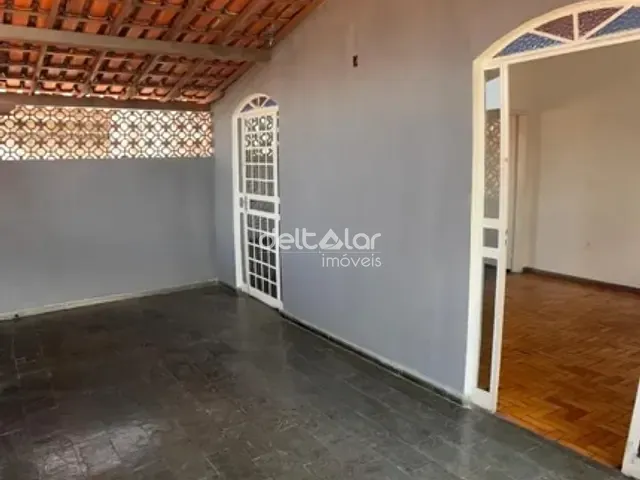 Casa com 100m² 2 quartos e 1 banheiro, para alugar, no bairro Guarani em Belo Horizonte