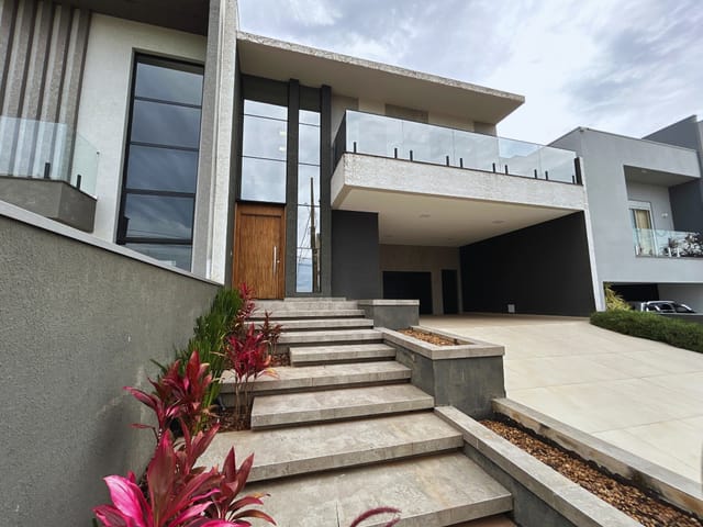 Sobrado de Alto Padrão à Venda, 3 suítes, 4 vagas, Quintal Amplo, 261 m², Condominio Villa Toscana, Colônia Dona Luiza.