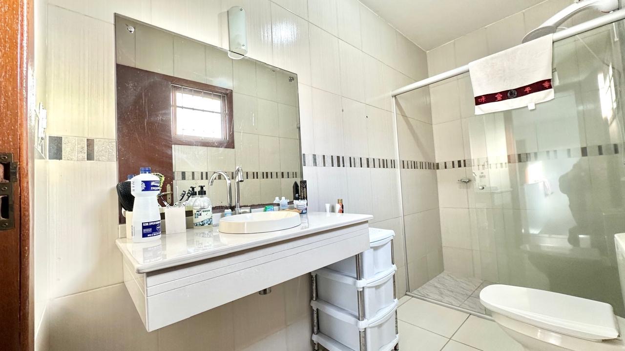 Casa à venda no Laranjal, Pelotas - com 160 m², 3 quartos, lareira e amplo pátio com churrasqueira. - 13