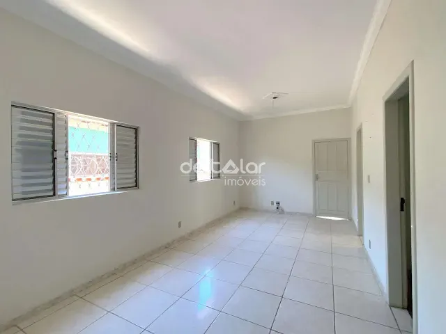 Casa com 360m² 3 quartos e 2 banheiros, para alugar, no bairro Renascença em Belo Horizonte