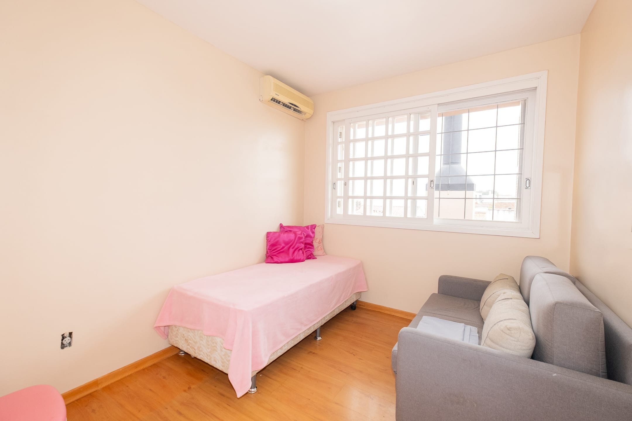 Casa à venda no Areal, Pelotas - com 310 m², 4 quartos (sendo 1 suíte), móveis planejados, lareira e amplo espaço gourmet com churrasqueira e piscina. - 16