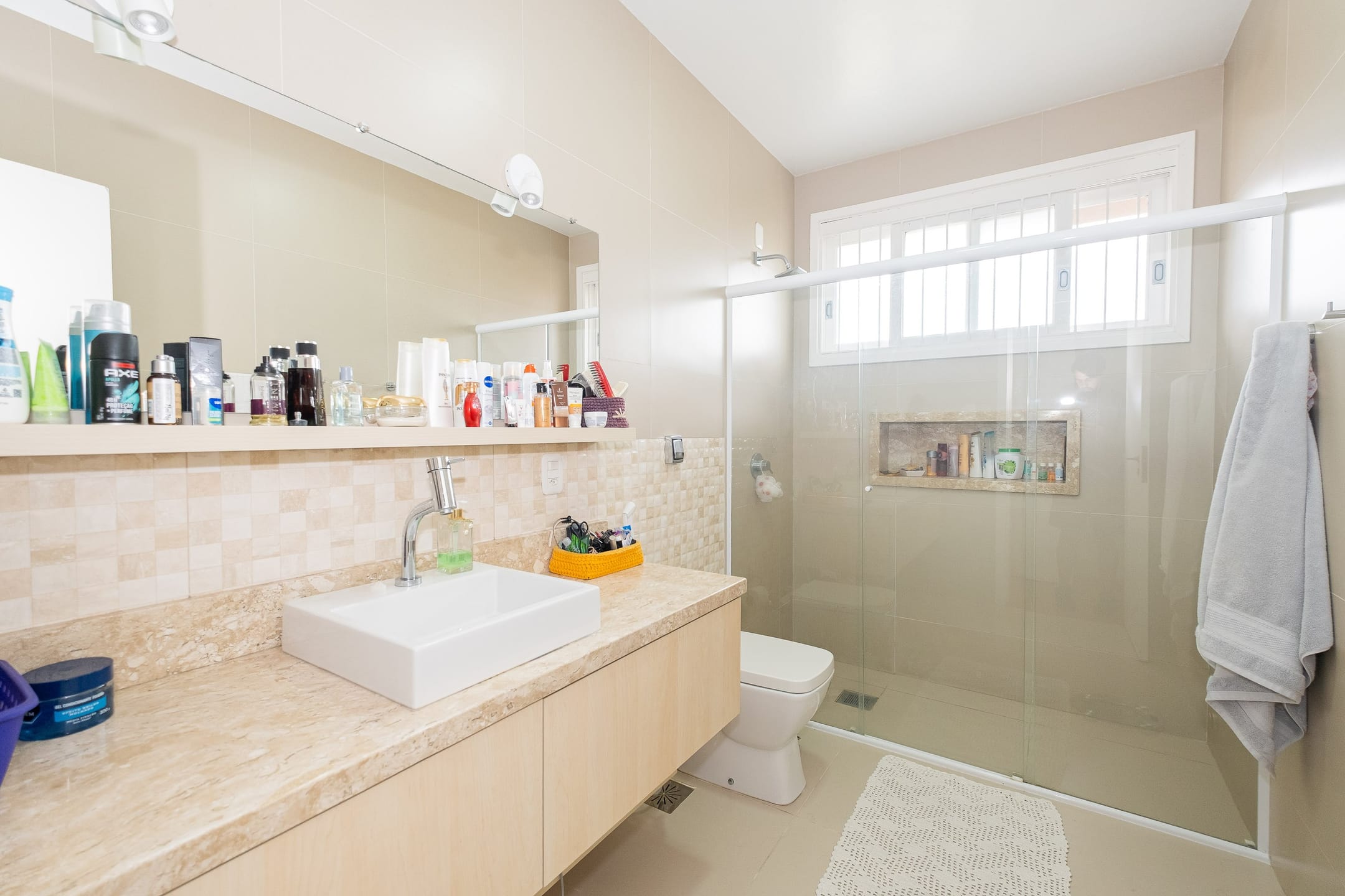 Casa à venda no Areal, Pelotas - com 310 m², 4 quartos (sendo 1 suíte), móveis planejados, lareira e amplo espaço gourmet com churrasqueira e piscina. - 21