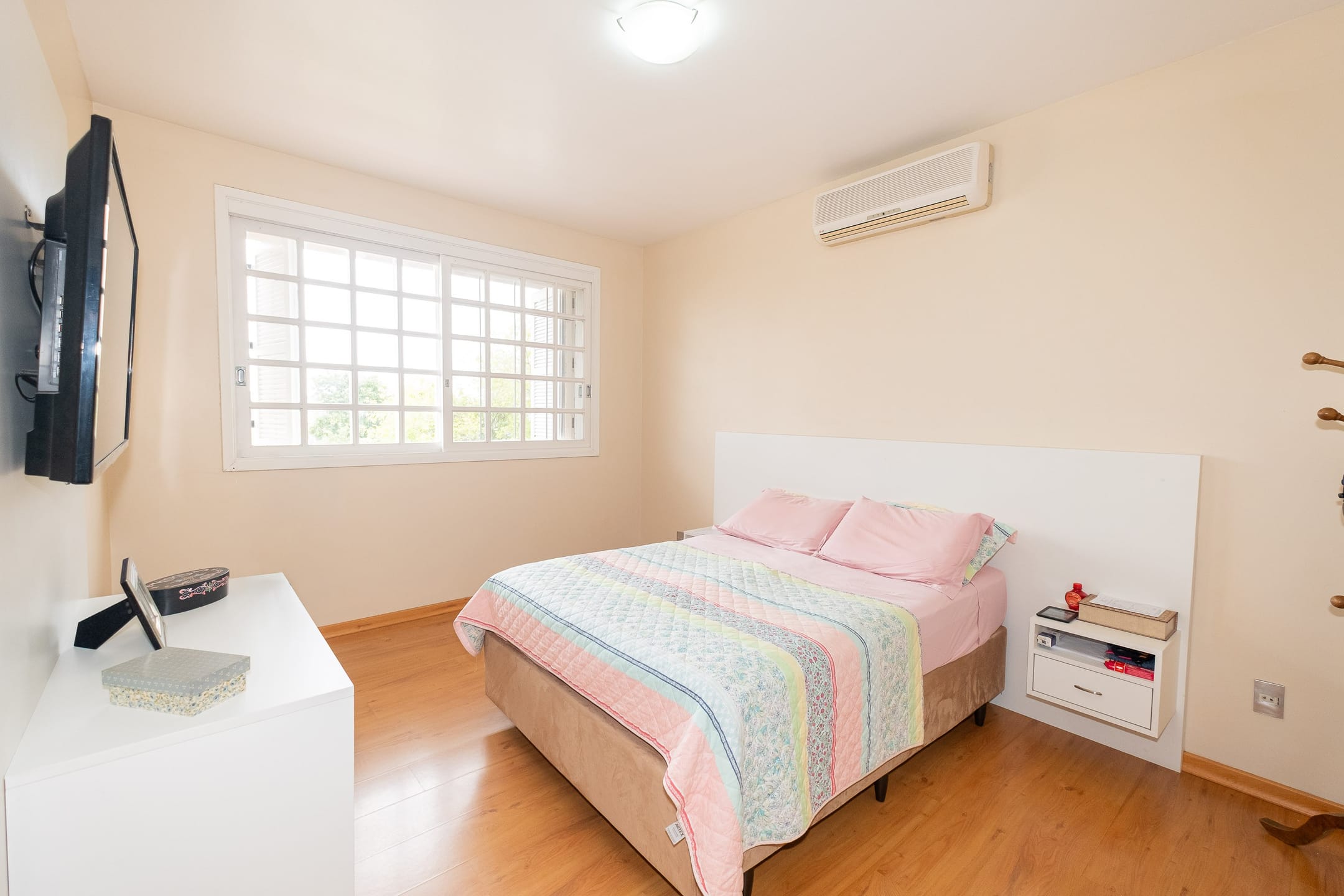 Casa à venda no Areal, Pelotas - com 310 m², 4 quartos (sendo 1 suíte), móveis planejados, lareira e amplo espaço gourmet com churrasqueira e piscina. - 22