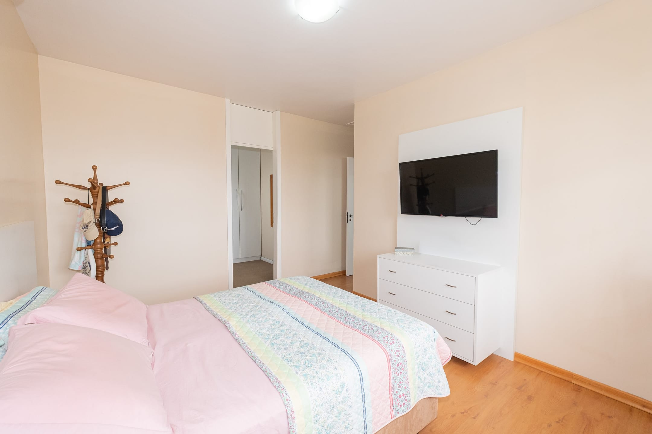 Casa à venda no Areal, Pelotas - com 310 m², 4 quartos (sendo 1 suíte), móveis planejados, lareira e amplo espaço gourmet com churrasqueira e piscina. - 23