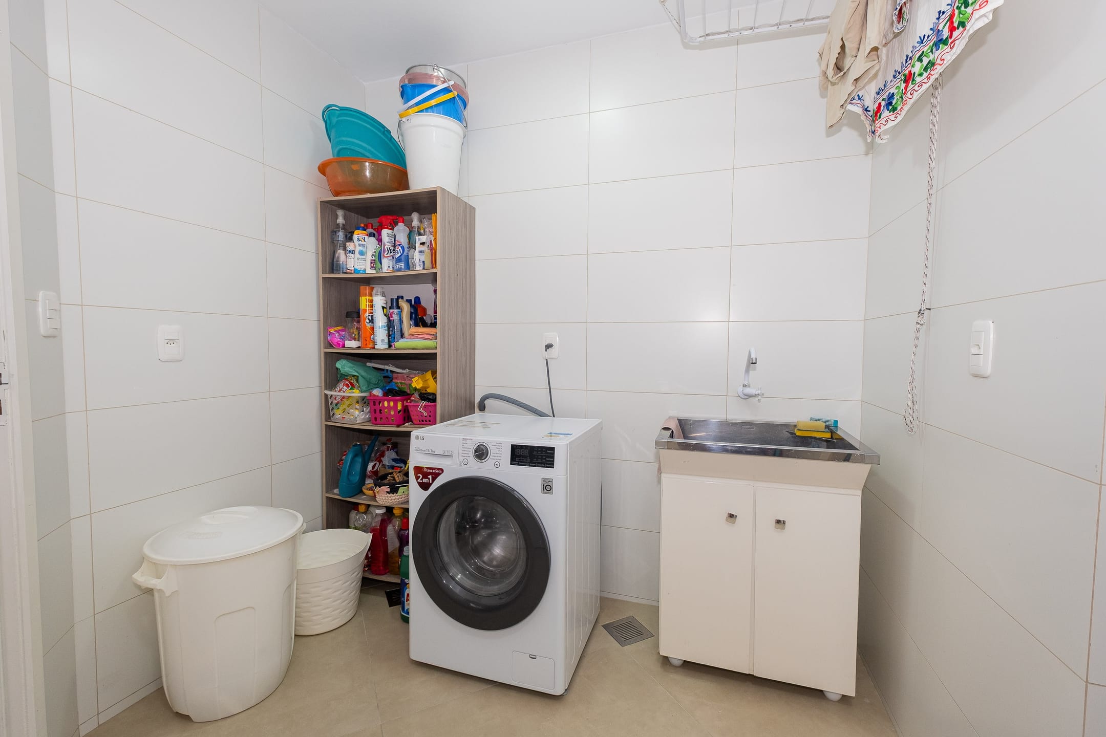 Casa à venda no Areal, Pelotas - com 310 m², 4 quartos (sendo 1 suíte), móveis planejados, lareira e amplo espaço gourmet com churrasqueira e piscina. - 26