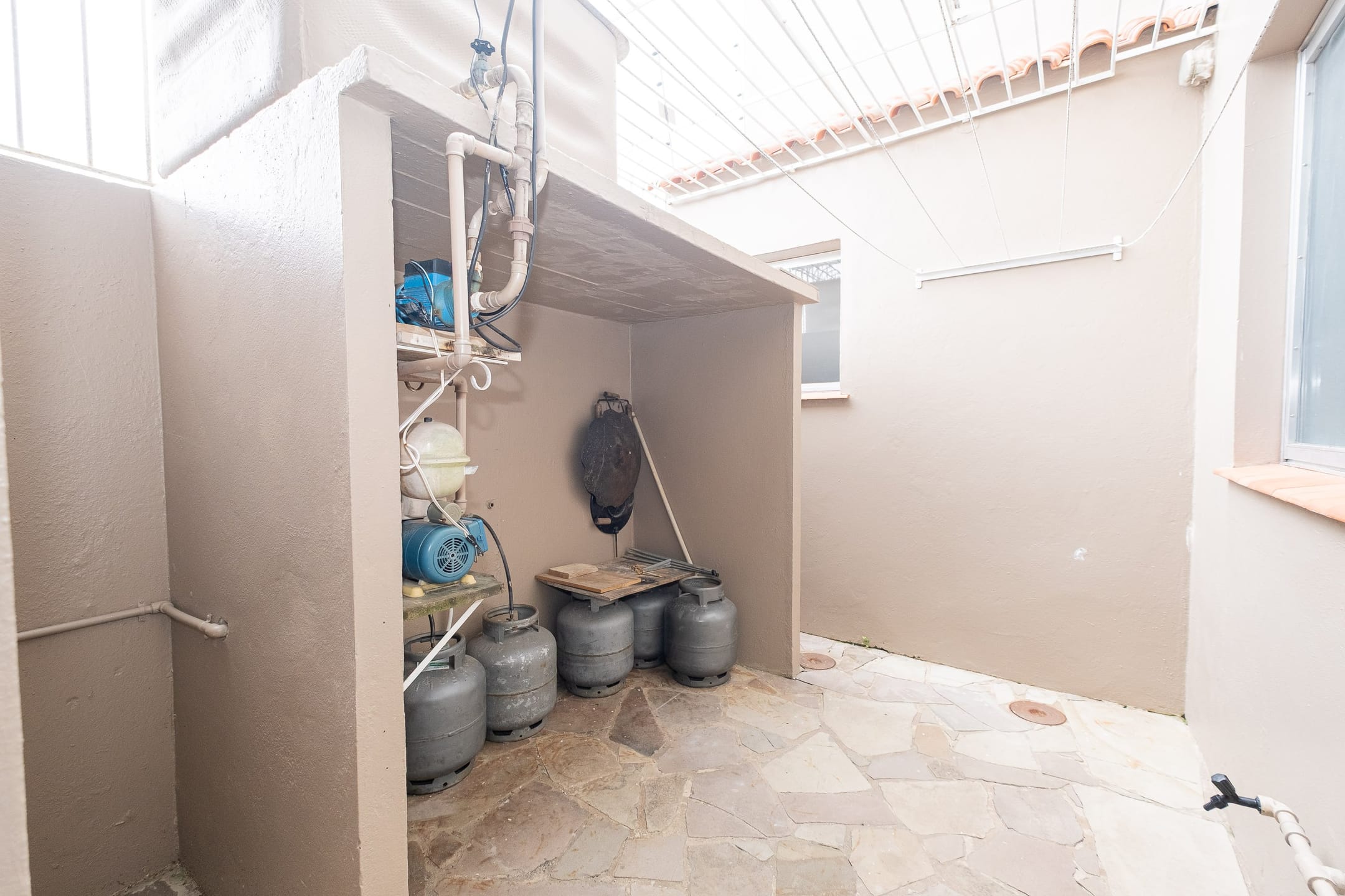 Casa à venda no Areal, Pelotas - com 310 m², 4 quartos (sendo 1 suíte), móveis planejados, lareira e amplo espaço gourmet com churrasqueira e piscina. - 27