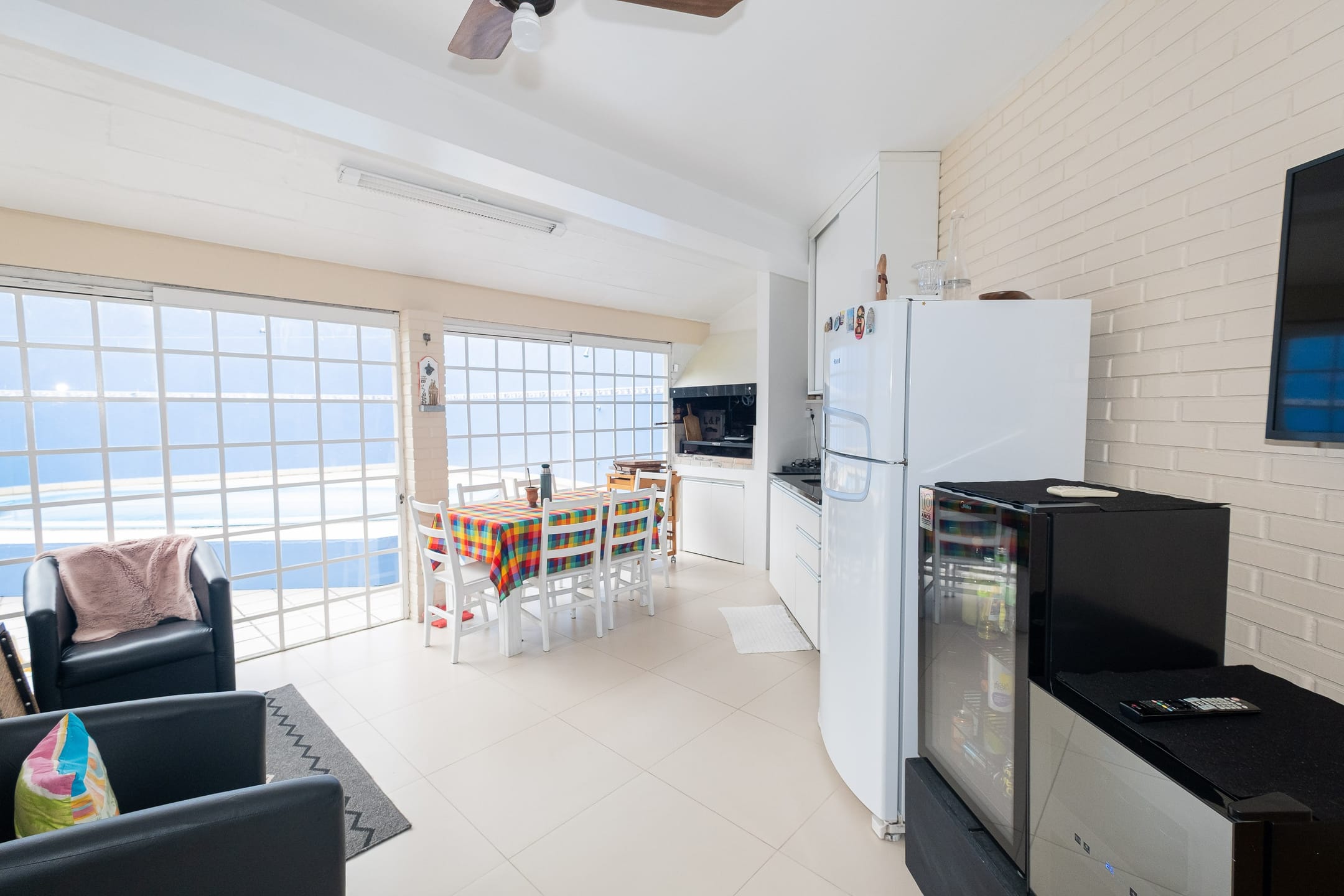 Casa à venda no Areal, Pelotas - com 310 m², 4 quartos (sendo 1 suíte), móveis planejados, lareira e amplo espaço gourmet com churrasqueira e piscina. - 29