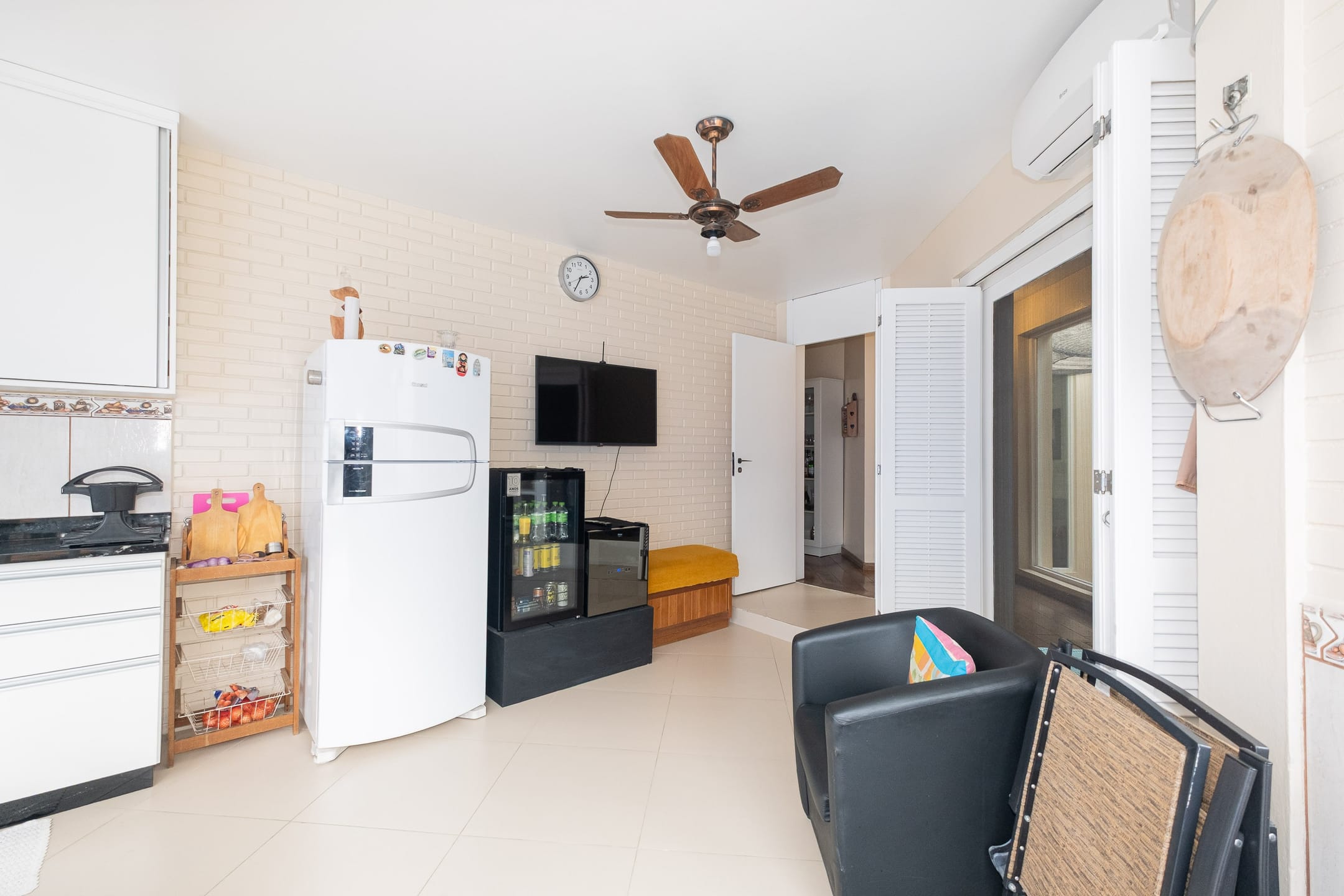 Casa à venda no Areal, Pelotas - com 310 m², 4 quartos (sendo 1 suíte), móveis planejados, lareira e amplo espaço gourmet com churrasqueira e piscina. - 30