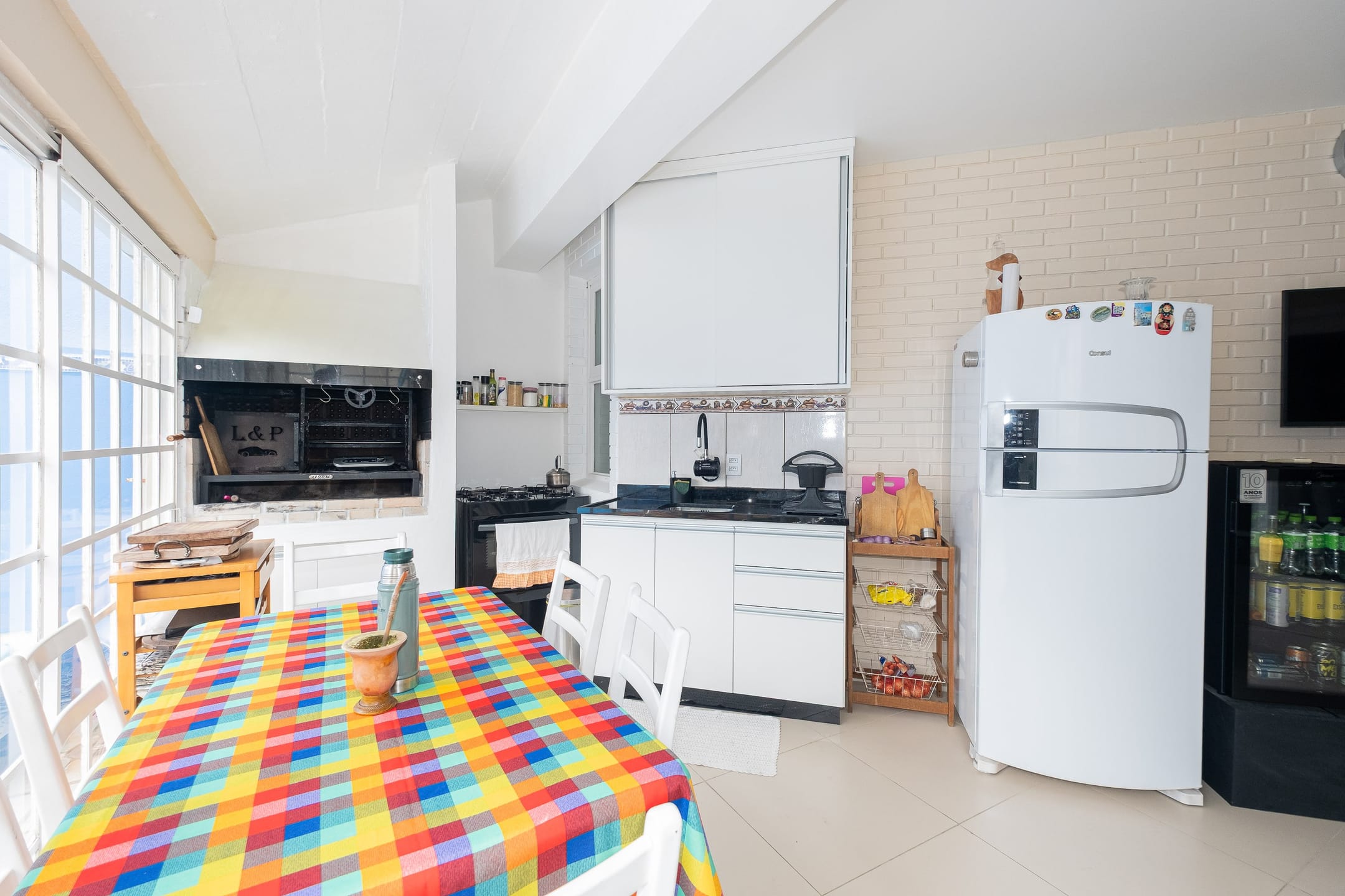 Casa à venda no Areal, Pelotas - com 310 m², 4 quartos (sendo 1 suíte), móveis planejados, lareira e amplo espaço gourmet com churrasqueira e piscina. - 31