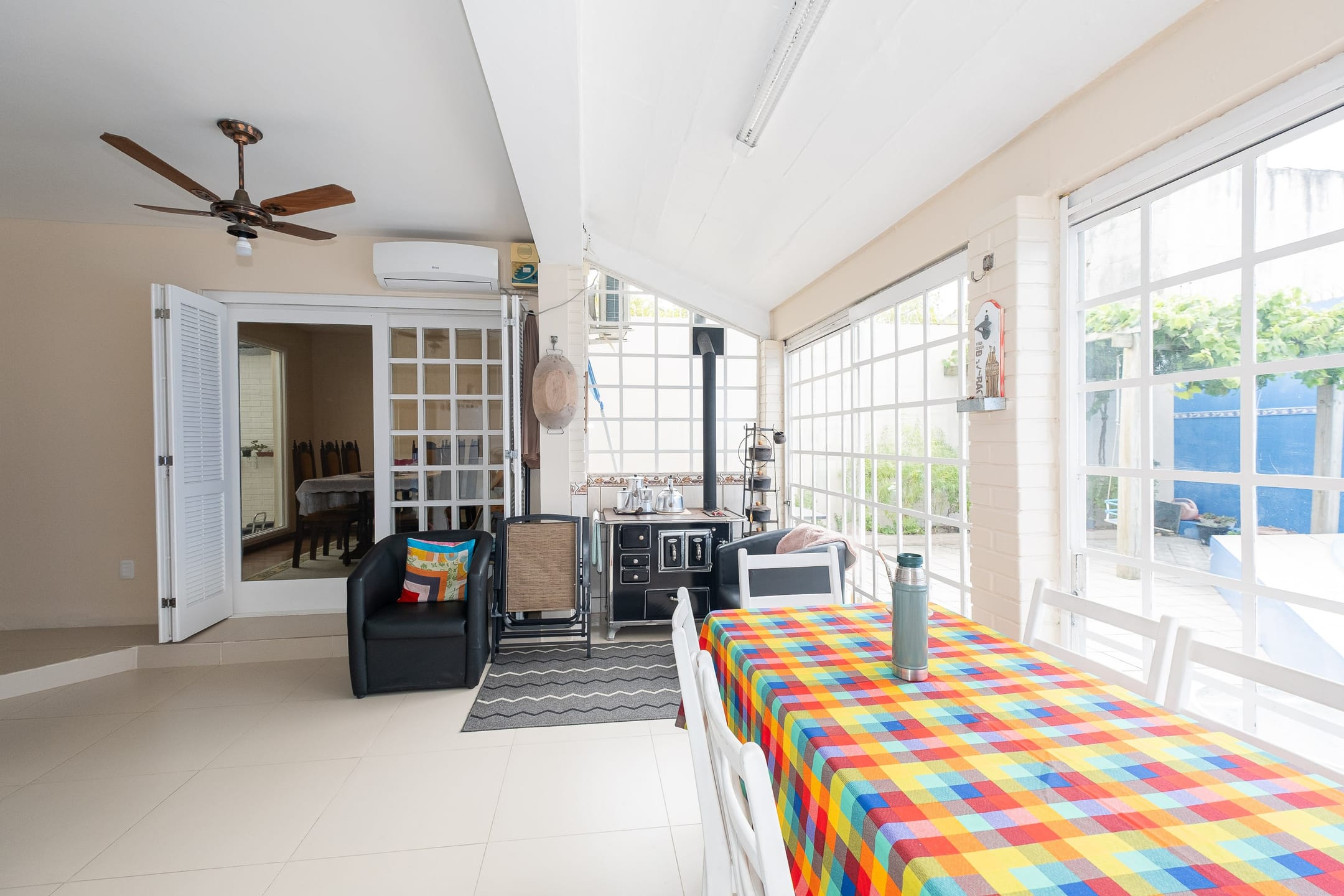 Casa à venda no Areal, Pelotas - com 310 m², 4 quartos (sendo 1 suíte), móveis planejados, lareira e amplo espaço gourmet com churrasqueira e piscina. - 32