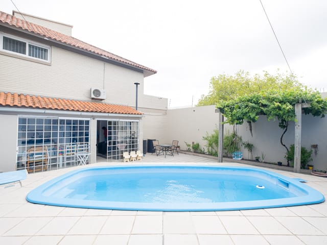 Casa com 350m² 4 quartos e 2 banheiros, à venda, no bairro Areal em Pelotas