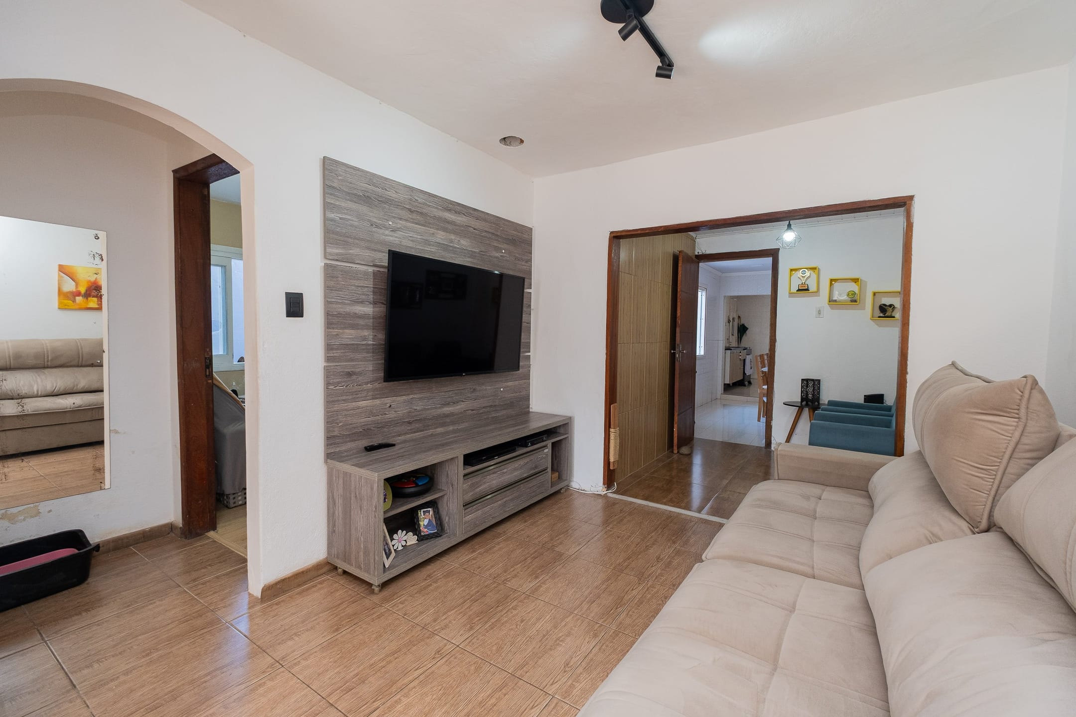 Casa à venda no Areal, Pelotas - 280 m², 4 quartos (sendo 2 suítes), móveis planejados, área gourmet com churrasqueira e pátio com piscina.