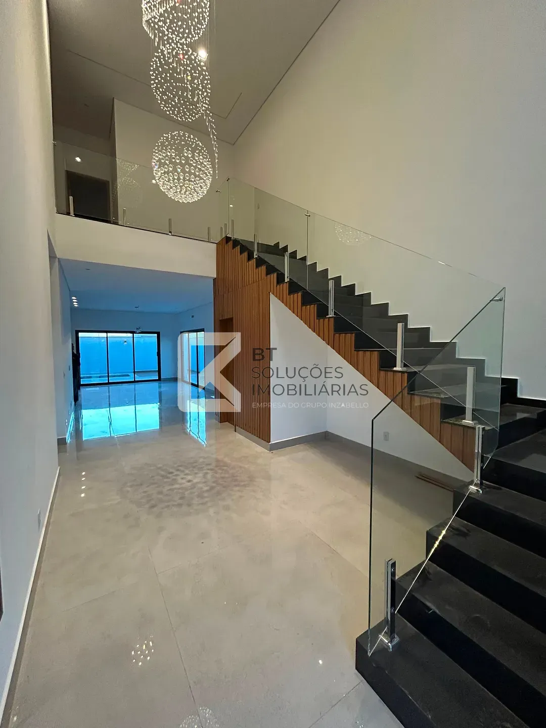 Casa, 4 quartos, 243 m² - Foto 1