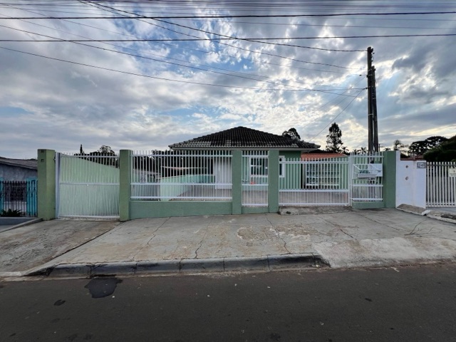Locação - Casa com 3 quartos (sendo 1 suíte), 3 banheiros, 2 vagas de garagem, Uvaranas.