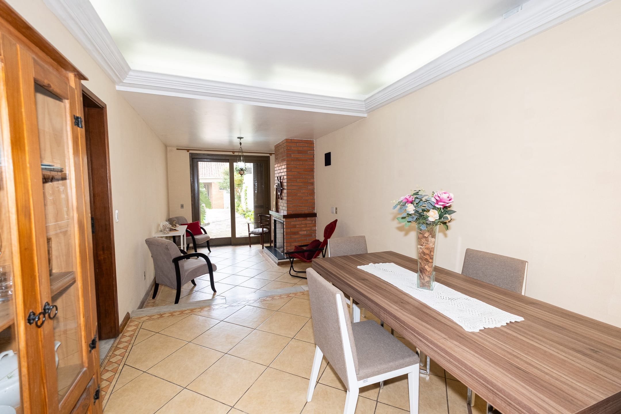 Casa mobiliada à venda no centro de Pelotas - 380 m², 5 quartos (sendo 1 suíte com closet), lareira e amplo espaço gourmet com piscina.