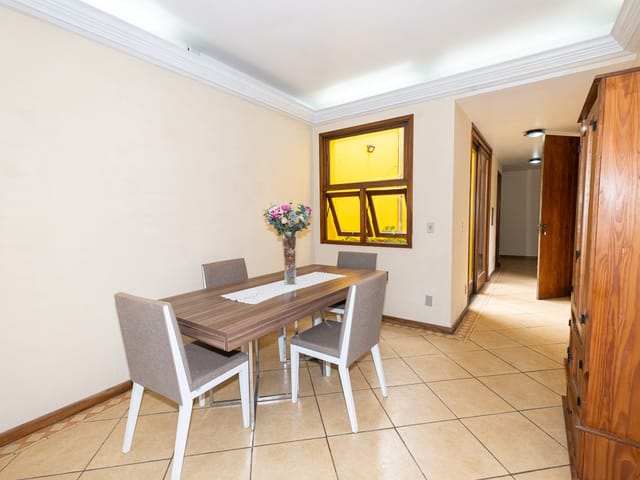 Casa 5 quartos e 3 banheiros, à venda, no bairro Centro em Pelotas
