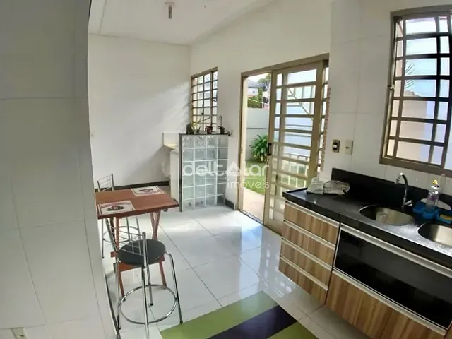Casa com 384m² 4 quartos e 3 banheiros, à venda, no bairro São João Batista (Venda Nova) em Belo Horizonte