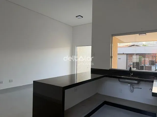 Casa com 124m² 3 quartos e 2 banheiros, à venda, no bairro Santa Mônica em Belo Horizonte