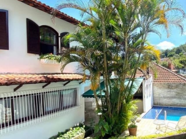 Casa com 330m² 4 quartos e 1 banheiro, à venda, no bairro Bingen em Petrópolis