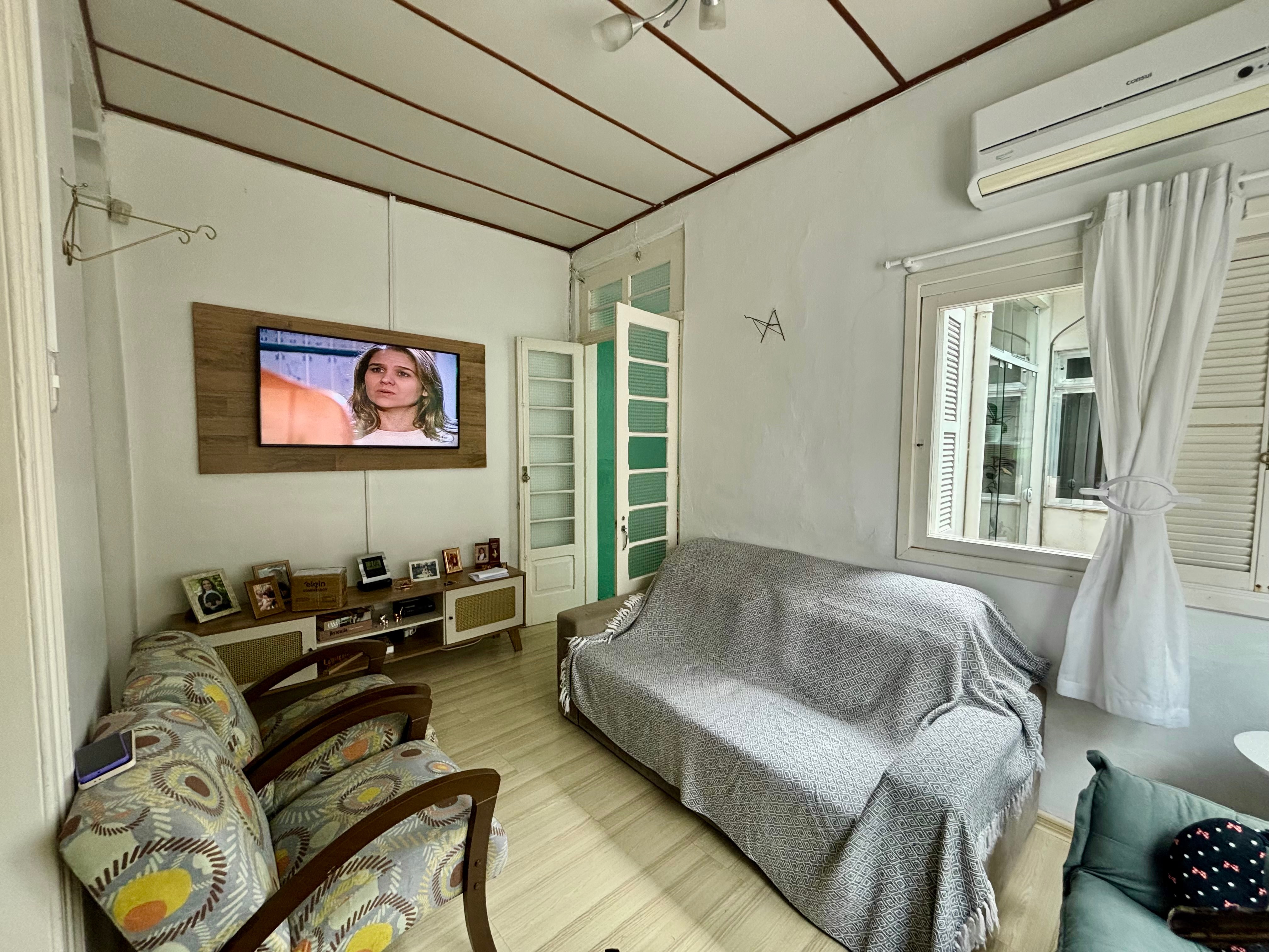 Casa à venda no centro de Pelotas - com 124 m², 2 quartos, cozinha ampla, sacada e pátio com garagem coberta.