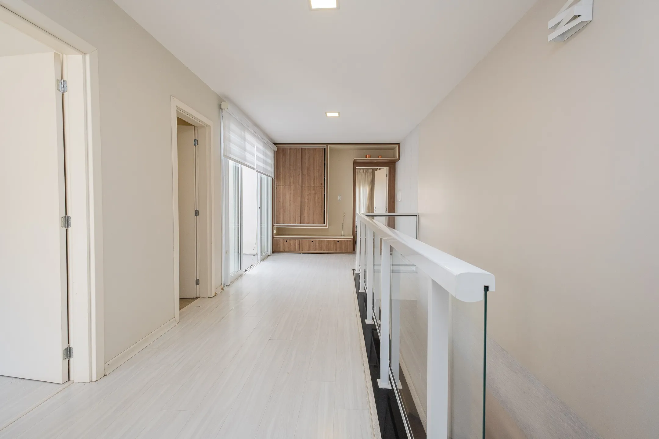 Casa à venda no Bougainville, Laranjal - com 202 m², 3 quartos (sendo 1 suíte com closet), móveis planejados e área de lazer com churrasqueira e piscina. - 10