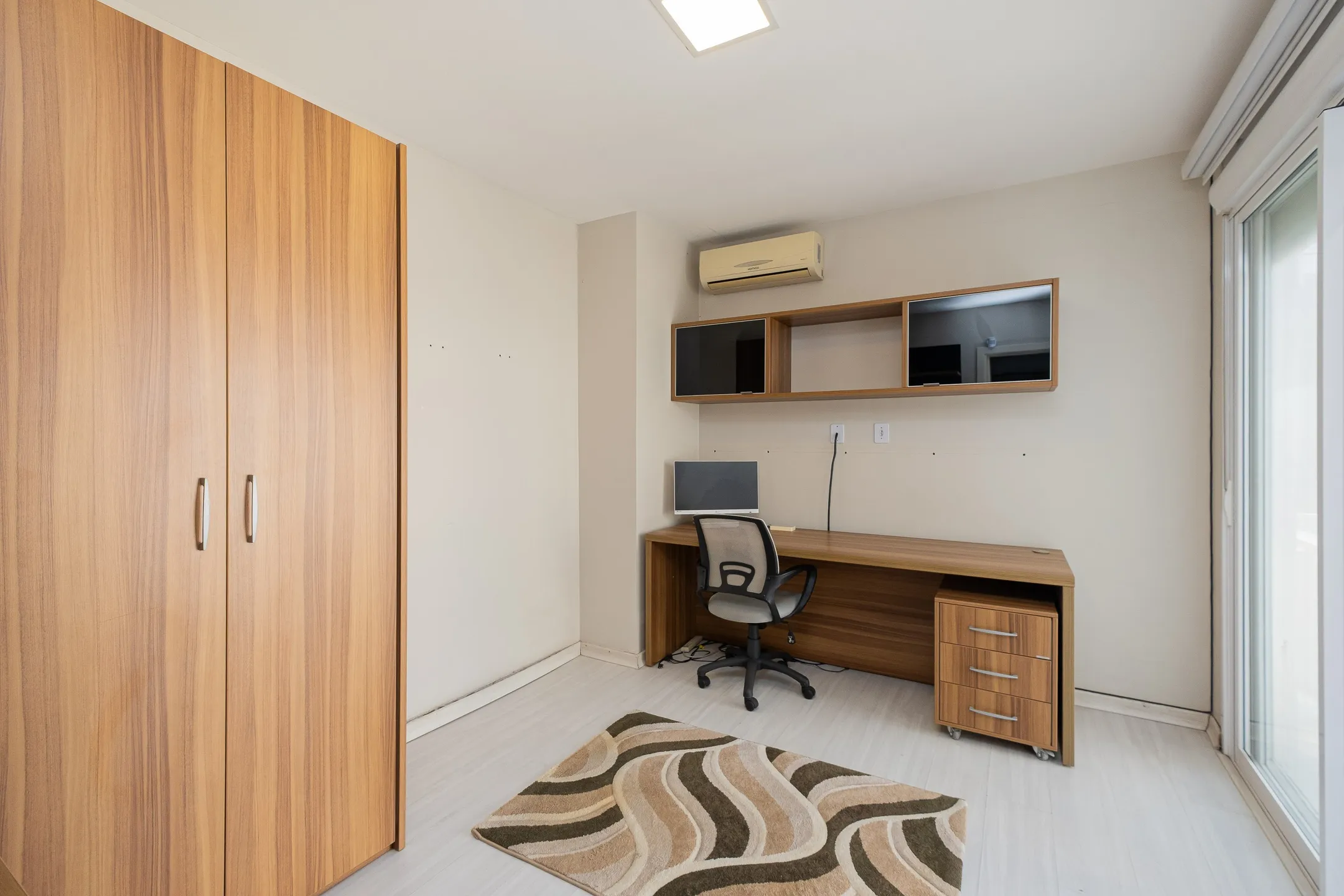 Casa à venda no Bougainville, Laranjal - com 202 m², 3 quartos (sendo 1 suíte com closet), móveis planejados e área de lazer com churrasqueira e piscina. - 11