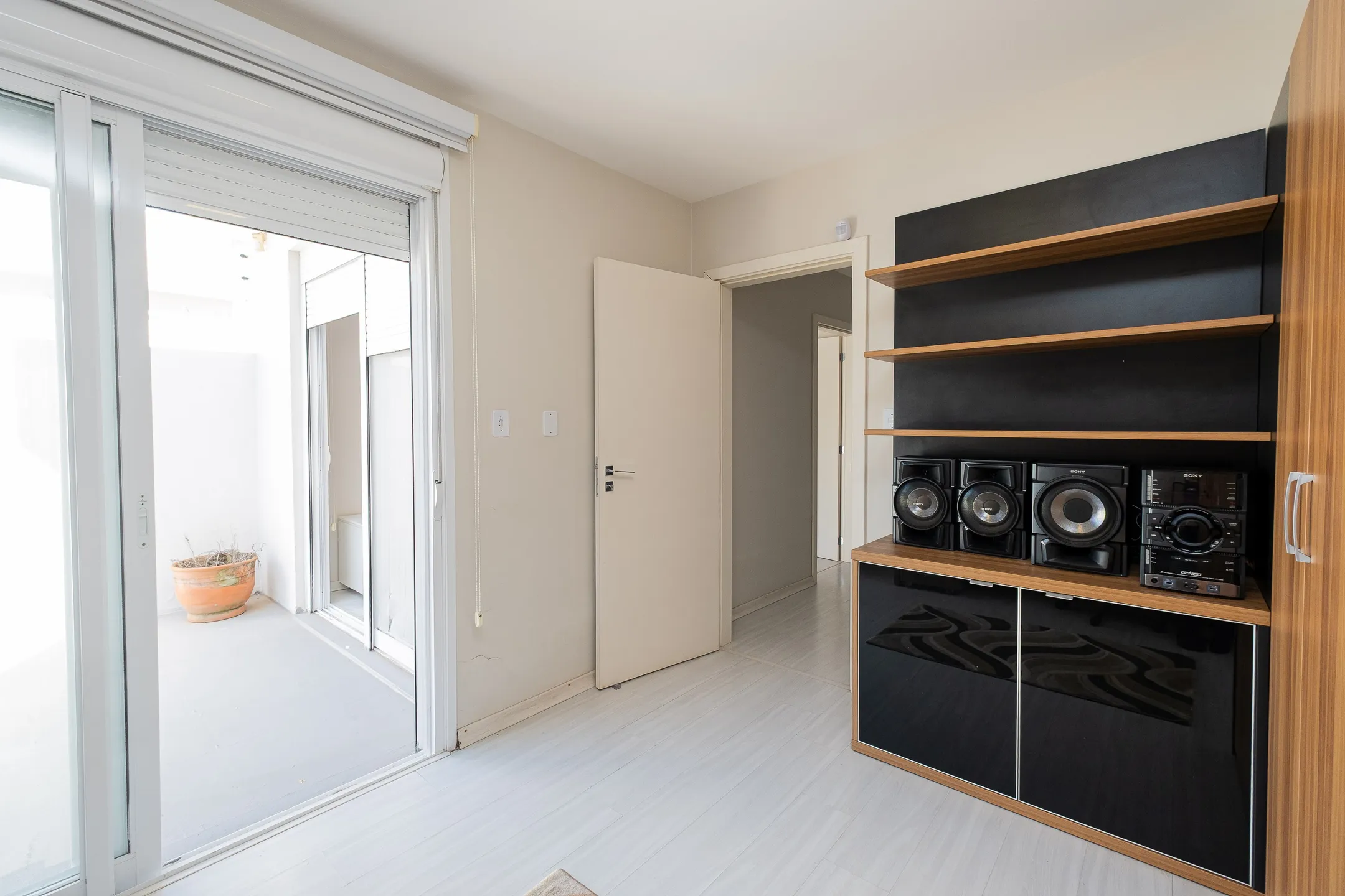 Casa à venda no Bougainville, Laranjal - com 202 m², 3 quartos (sendo 1 suíte com closet), móveis planejados e área de lazer com churrasqueira e piscina. - 12