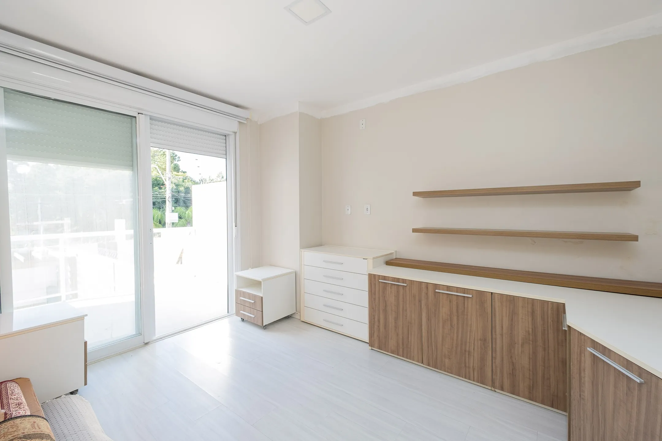 Casa à venda no Bougainville, Laranjal - com 202 m², 3 quartos (sendo 1 suíte com closet), móveis planejados e área de lazer com churrasqueira e piscina. - 13