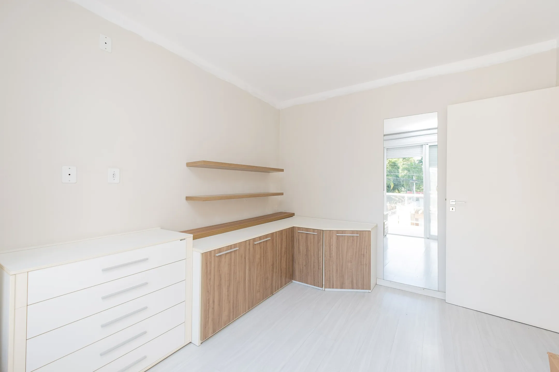 Casa à venda no Bougainville, Laranjal - com 202 m², 3 quartos (sendo 1 suíte com closet), móveis planejados e área de lazer com churrasqueira e piscina. - 14