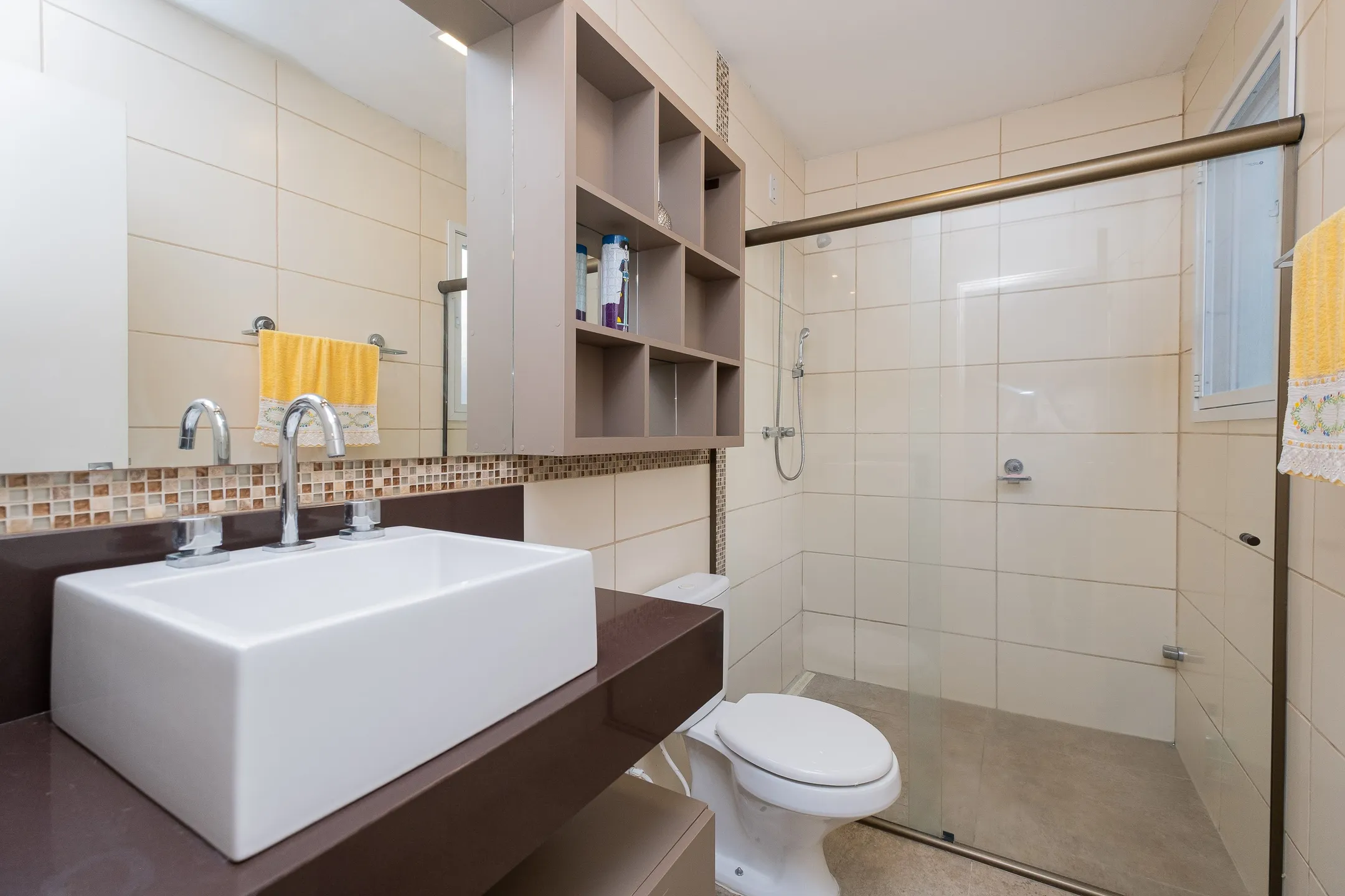 Casa à venda no Bougainville, Laranjal - com 202 m², 3 quartos (sendo 1 suíte com closet), móveis planejados e área de lazer com churrasqueira e piscina. - 15
