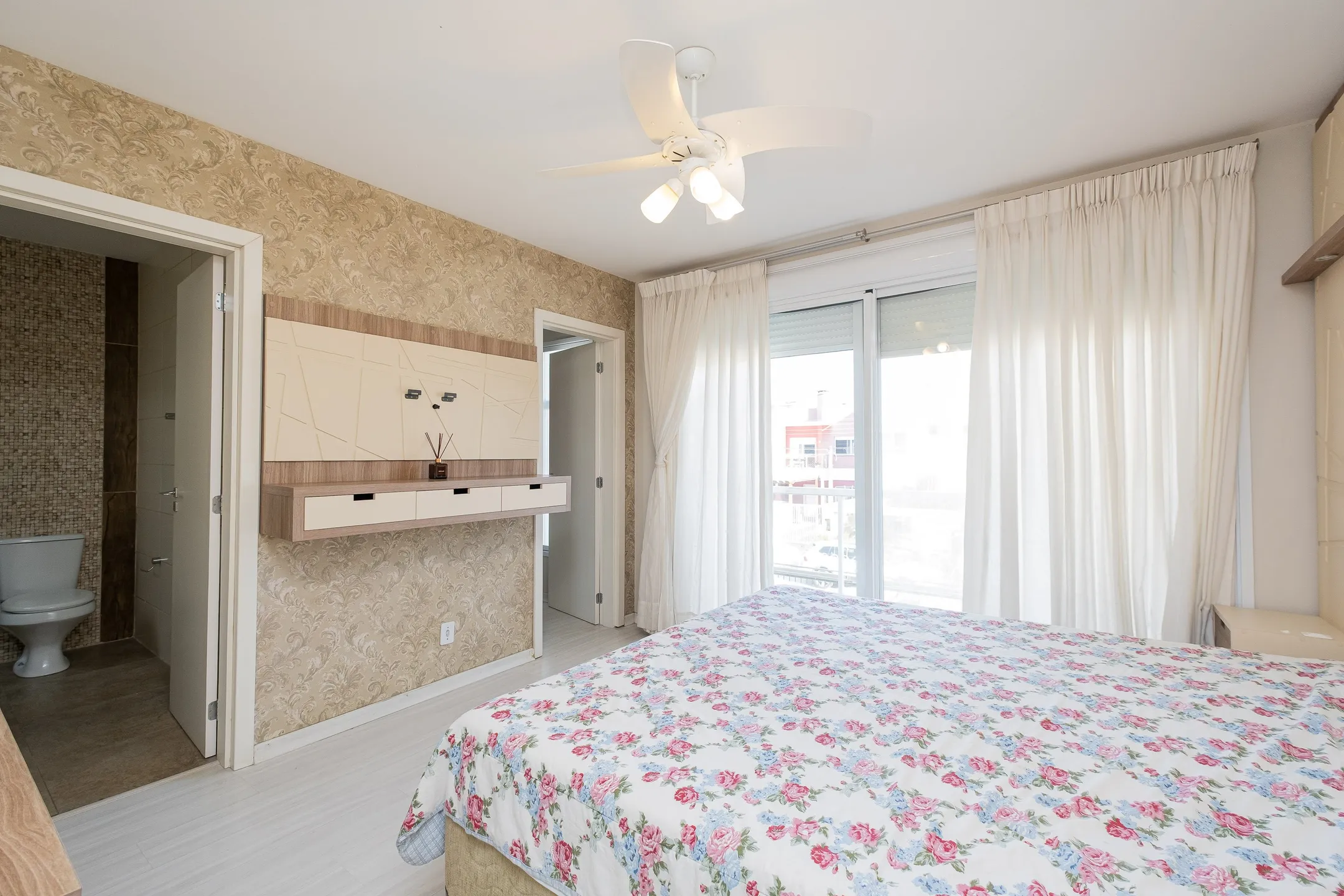 Casa à venda no Bougainville, Laranjal - com 202 m², 3 quartos (sendo 1 suíte com closet), móveis planejados e área de lazer com churrasqueira e piscina. - 16