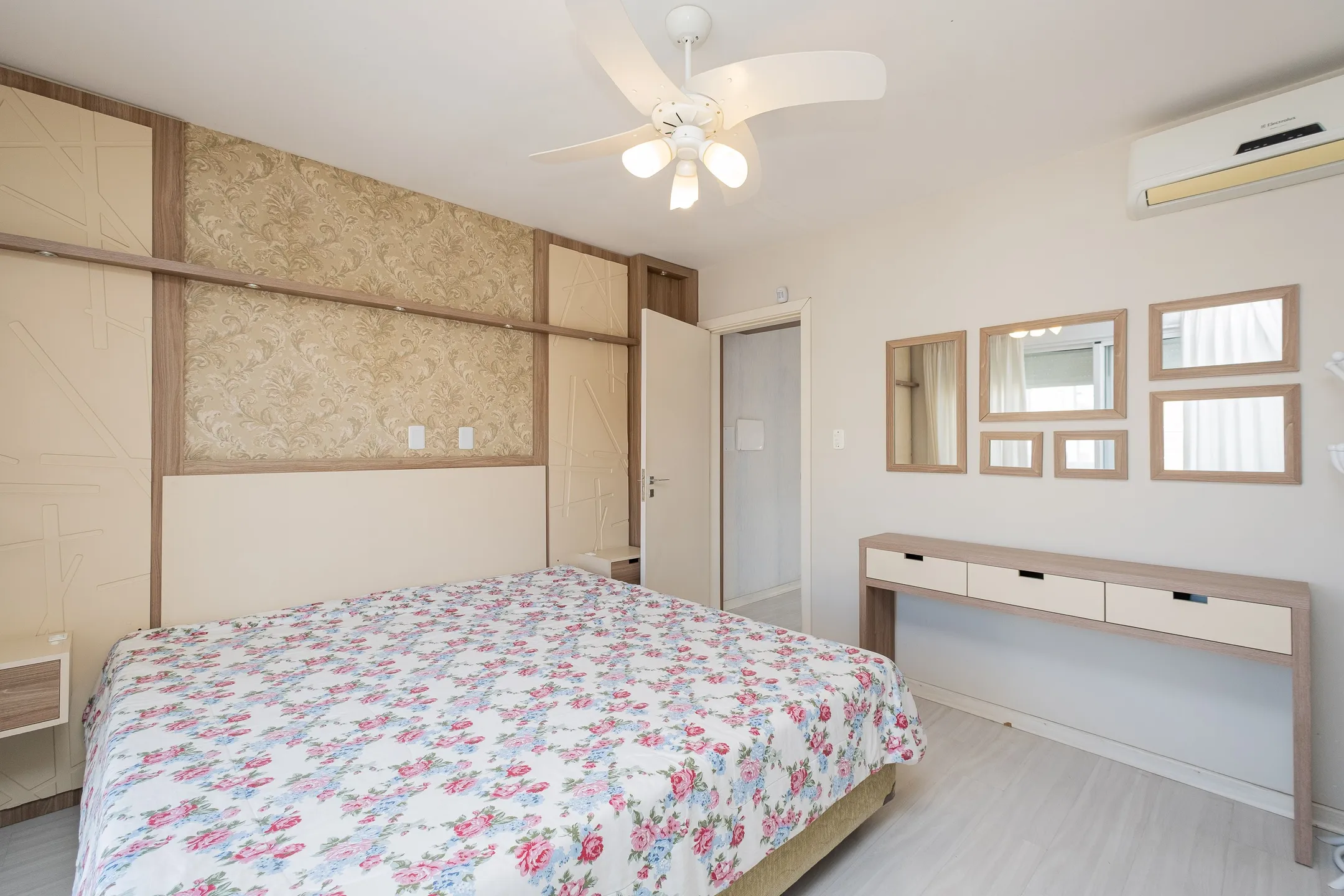 Casa à venda no Bougainville, Laranjal - com 202 m², 3 quartos (sendo 1 suíte com closet), móveis planejados e área de lazer com churrasqueira e piscina. - 17