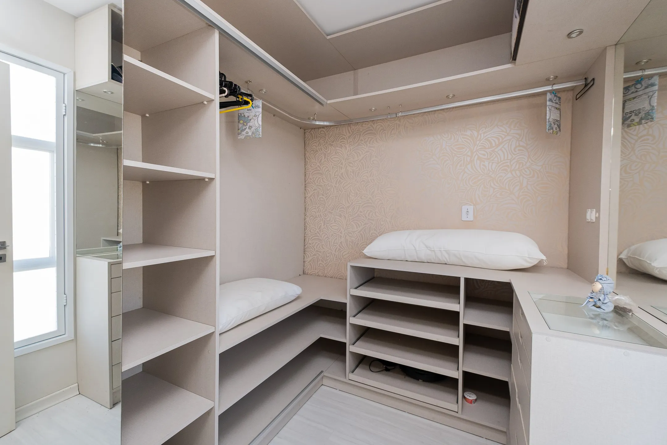 Casa à venda no Bougainville, Laranjal - com 202 m², 3 quartos (sendo 1 suíte com closet), móveis planejados e área de lazer com churrasqueira e piscina. - 18