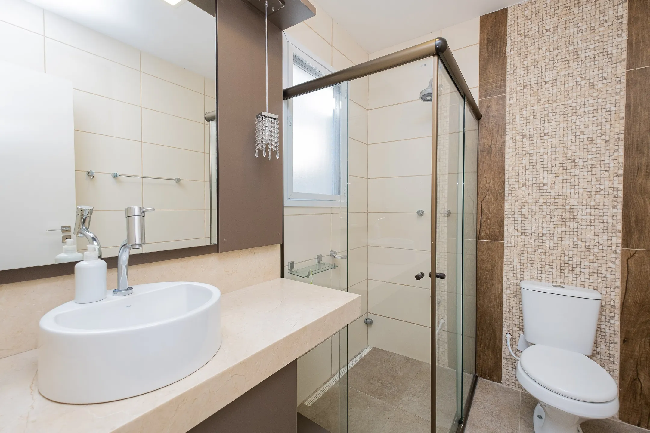 Casa à venda no Bougainville, Laranjal - com 202 m², 3 quartos (sendo 1 suíte com closet), móveis planejados e área de lazer com churrasqueira e piscina. - 19