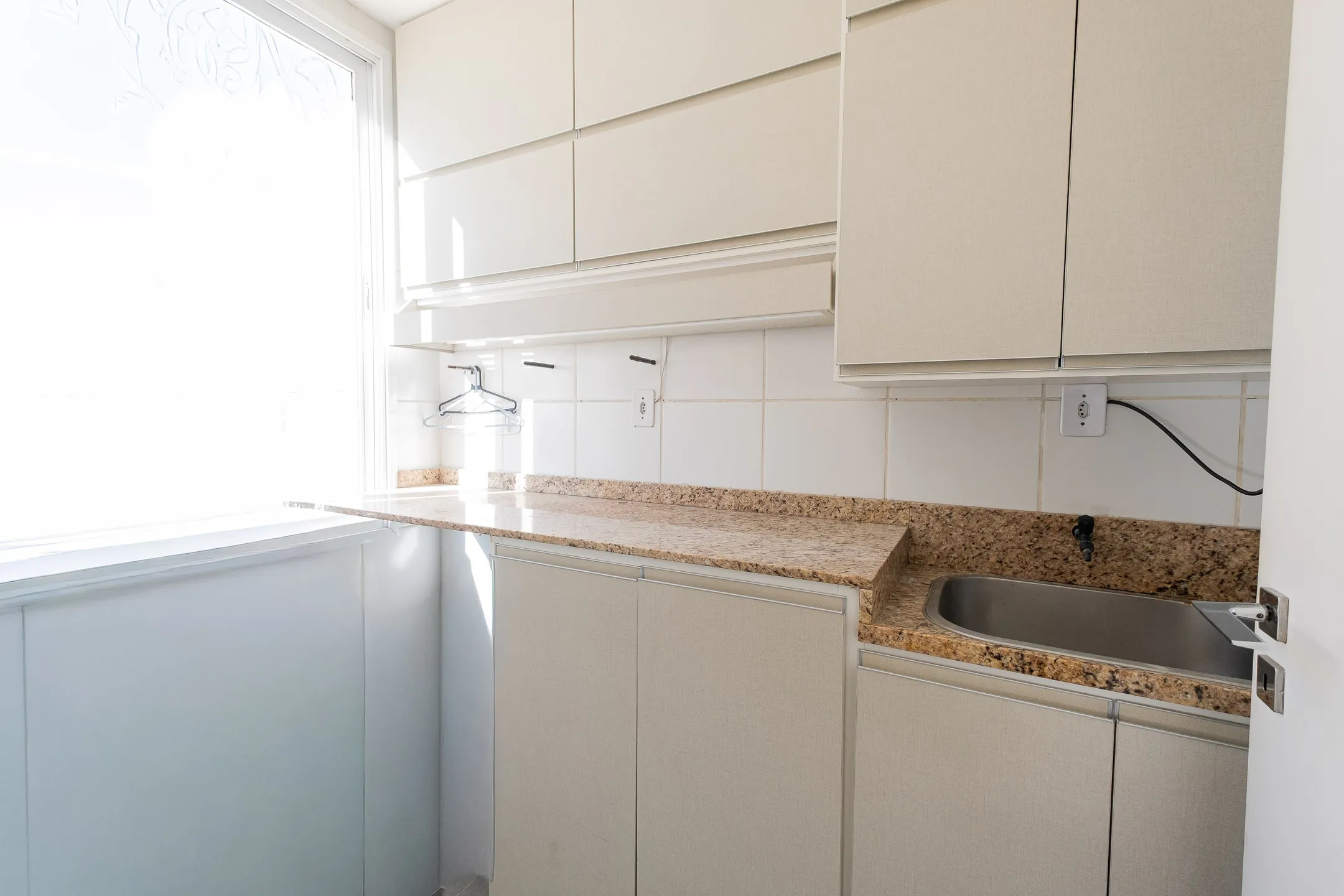 Casa à venda no Bougainville, Laranjal - com 202 m², 3 quartos (sendo 1 suíte com closet), móveis planejados e área de lazer com churrasqueira e piscina. - 20