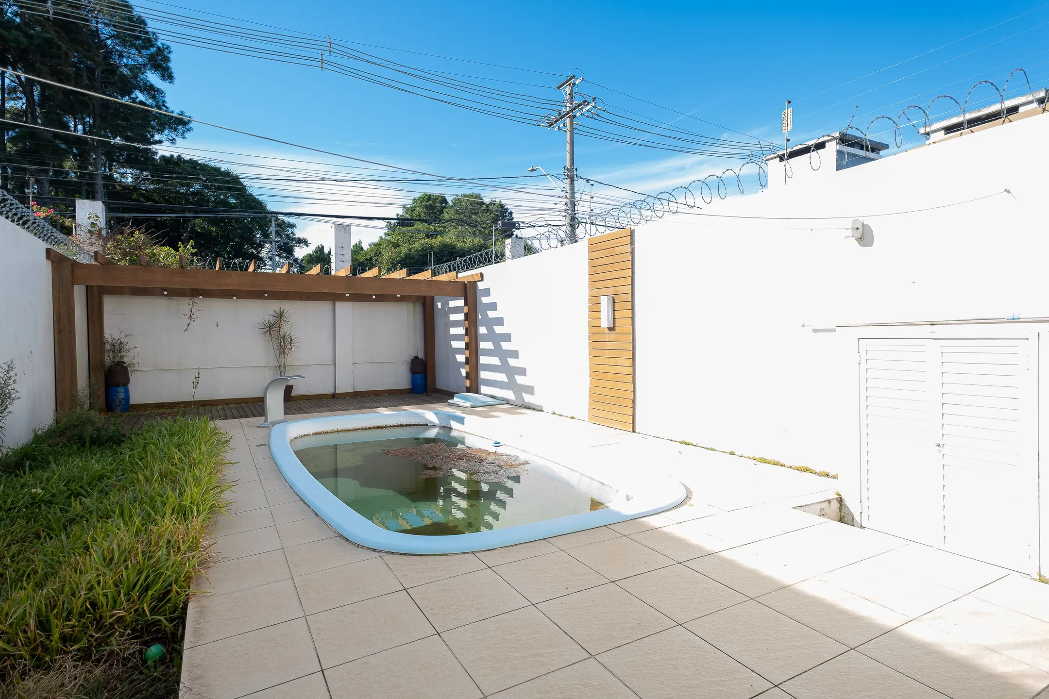 Casa à venda no Bougainville, Laranjal - com 202 m², 3 quartos (sendo 1 suíte com closet), móveis planejados e área de lazer com churrasqueira e piscina. - 21
