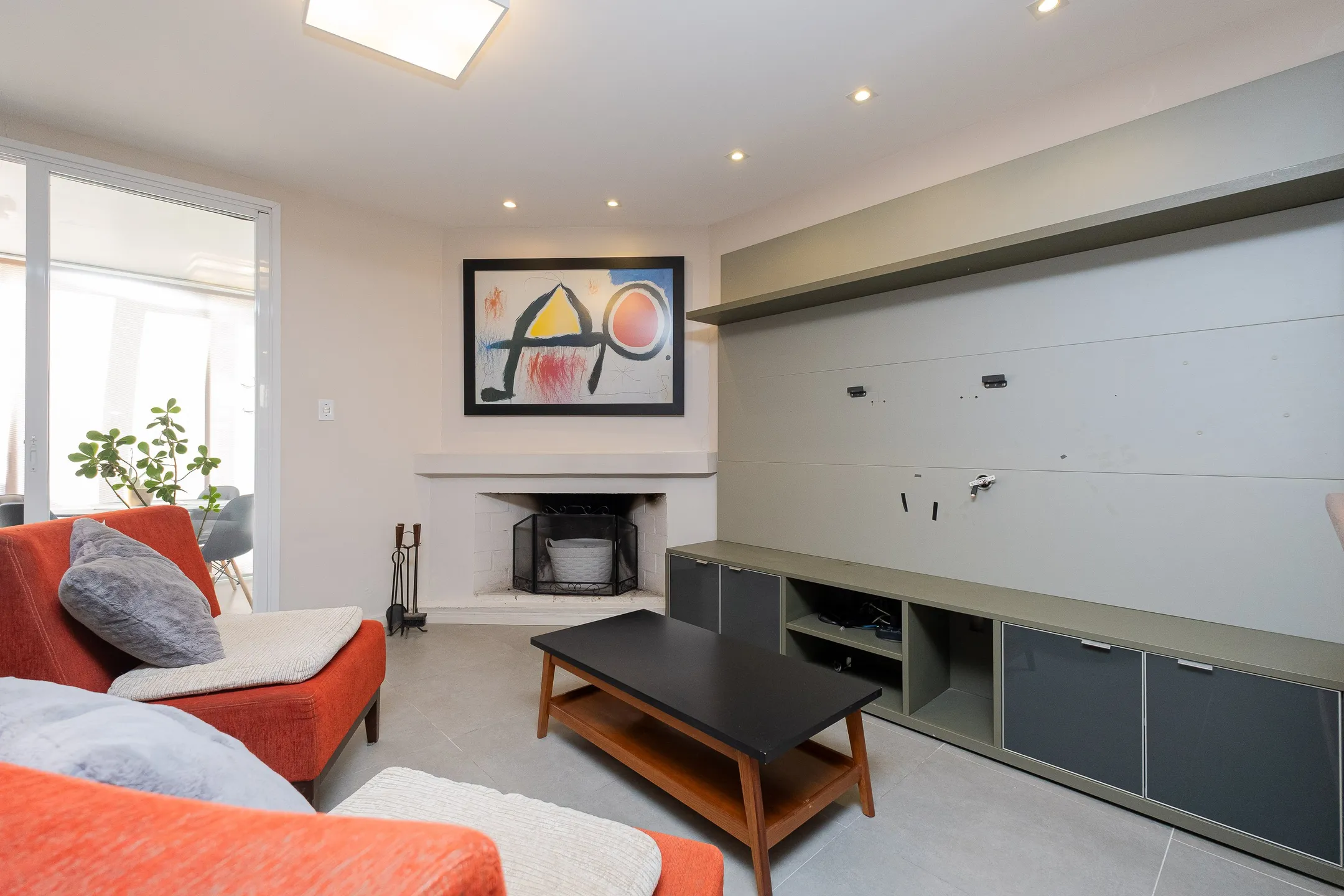 Casa à venda no Bougainville, Laranjal - com 202 m², 3 quartos (sendo 1 suíte com closet), móveis planejados e área de lazer com churrasqueira e piscina. - 8