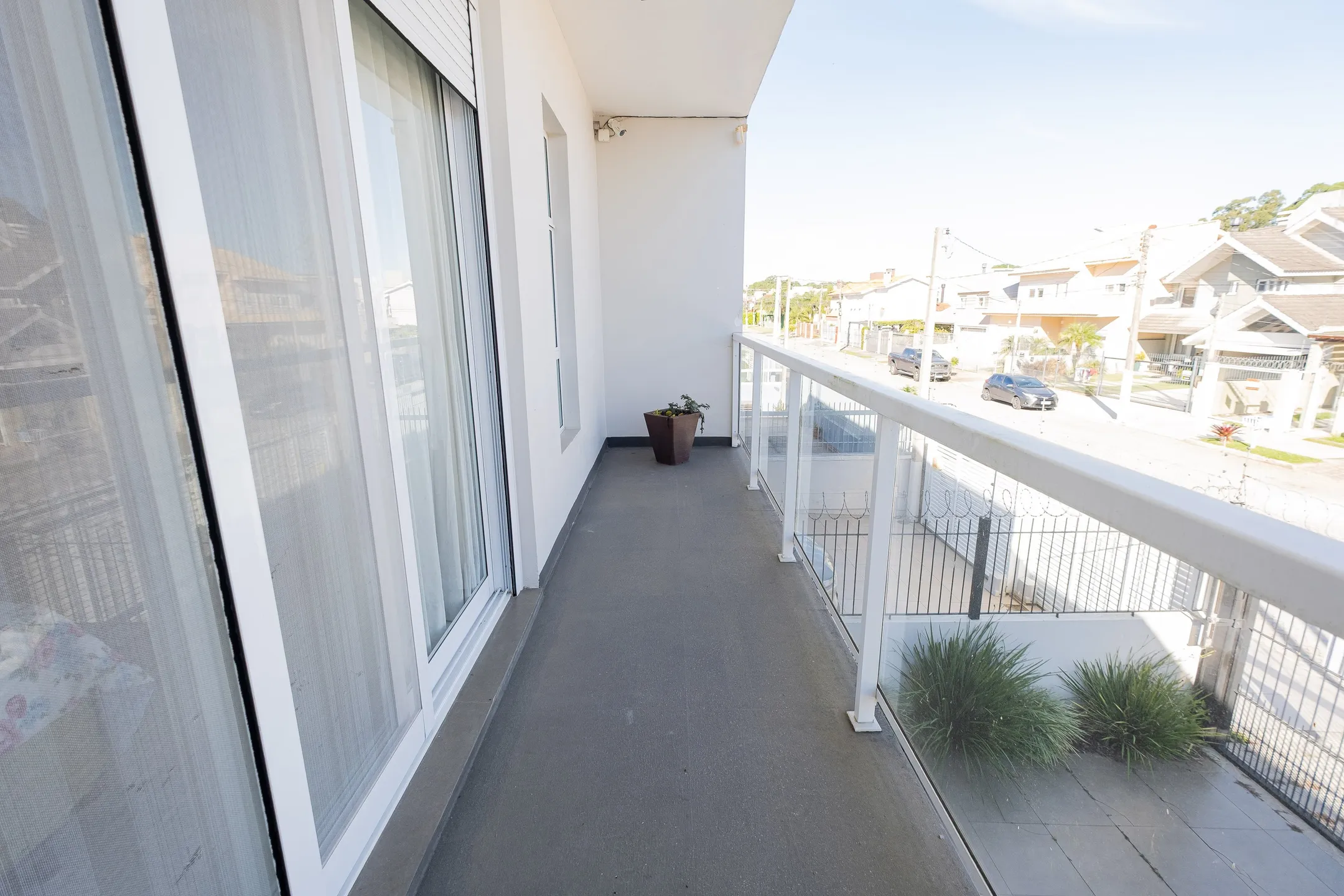 Casa à venda no Bougainville, Laranjal - com 202 m², 3 quartos (sendo 1 suíte com closet), móveis planejados e área de lazer com churrasqueira e piscina. - 23