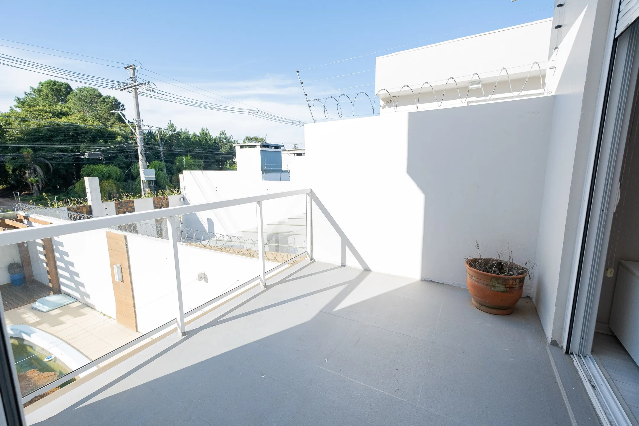 Casa à venda no Bougainville, Laranjal - com 202 m², 3 quartos (sendo 1 suíte com closet), móveis planejados e área de lazer com churrasqueira e piscina. - 24