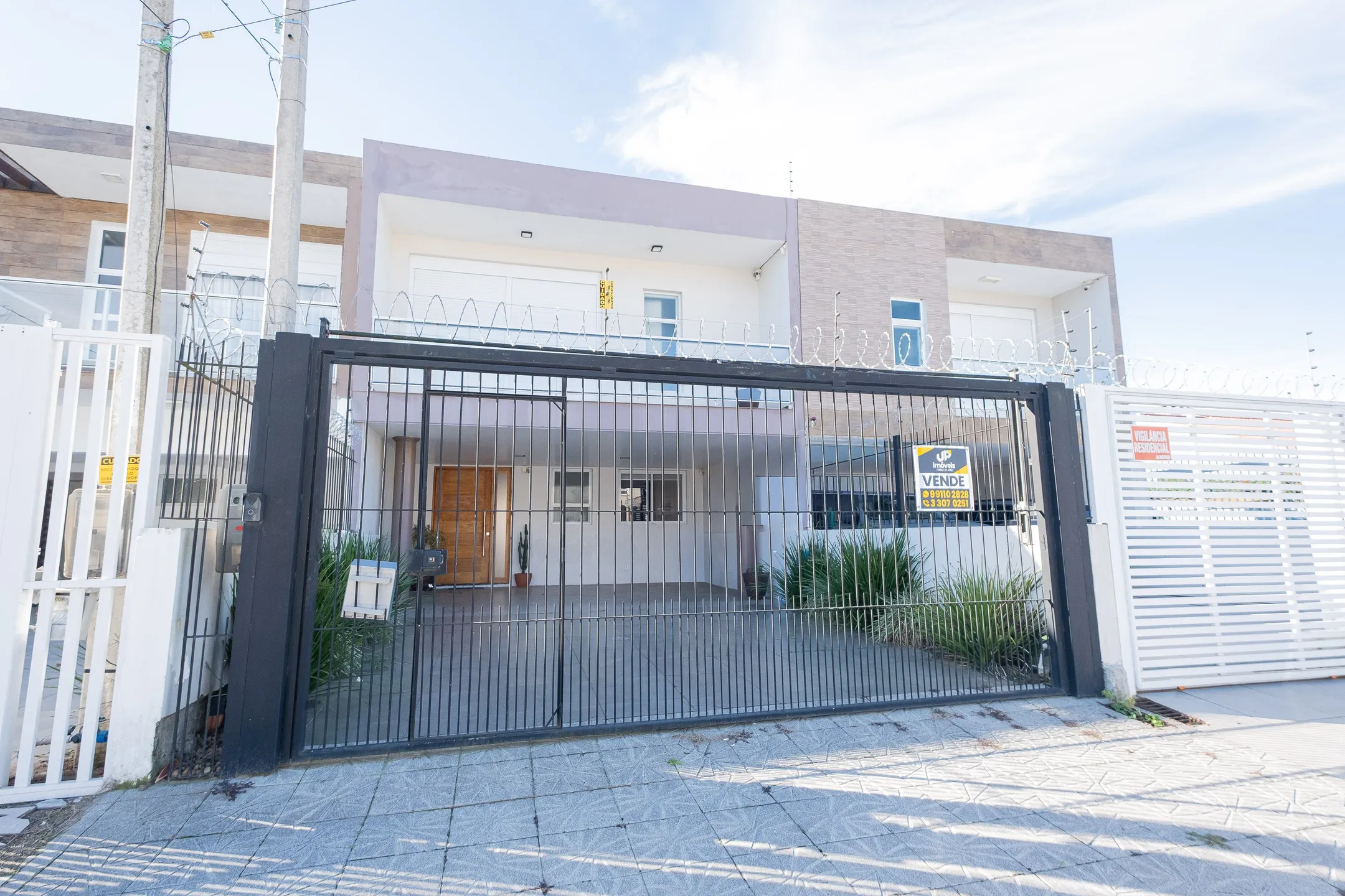Casa à venda no Bougainville, Laranjal - com 202 m², 3 quartos (sendo 1 suíte com closet), móveis planejados e área de lazer com churrasqueira e piscina. - 27