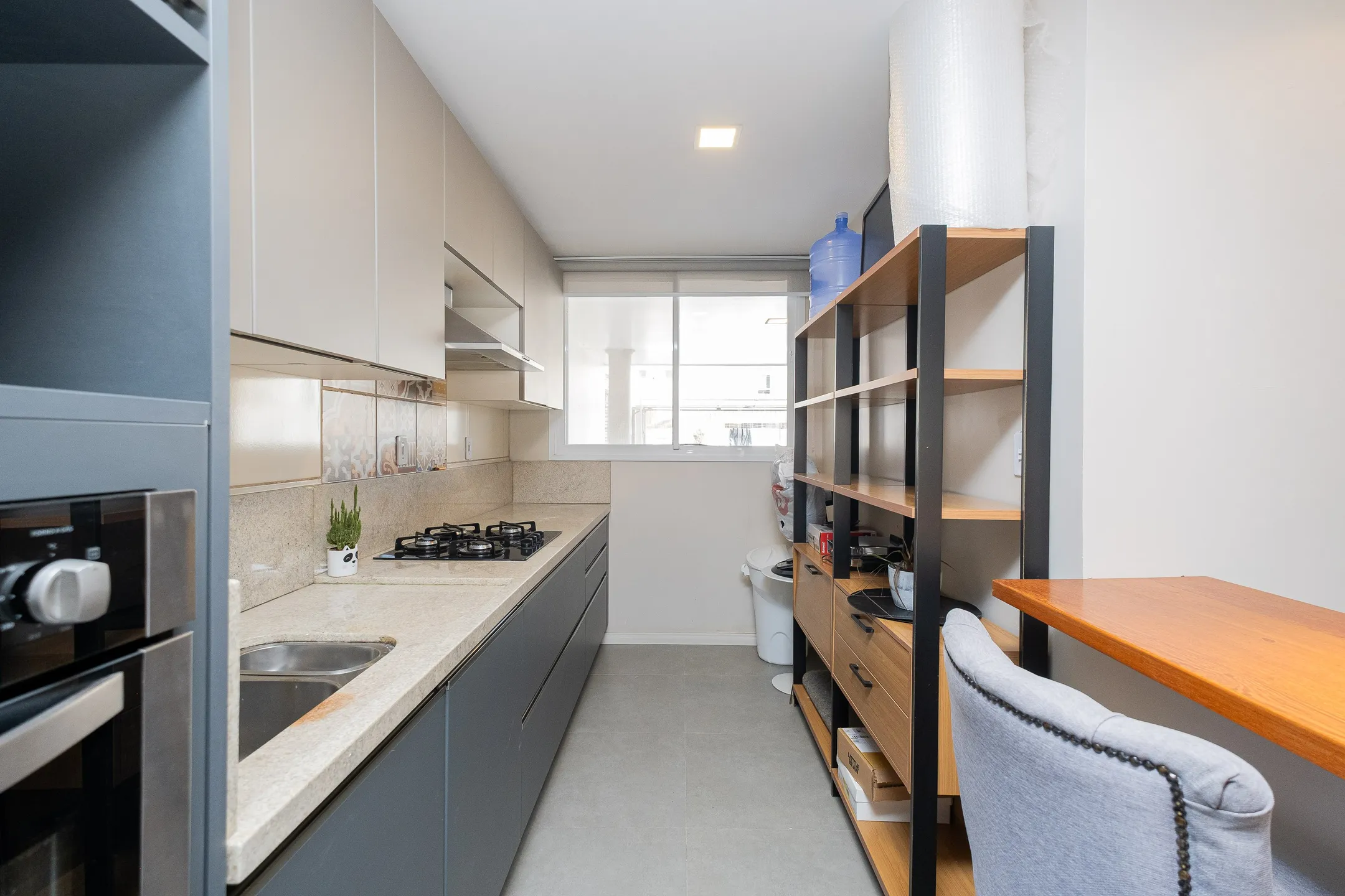 Casa à venda no Bougainville, Laranjal - com 202 m², 3 quartos (sendo 1 suíte com closet), móveis planejados e área de lazer com churrasqueira e piscina. - 6