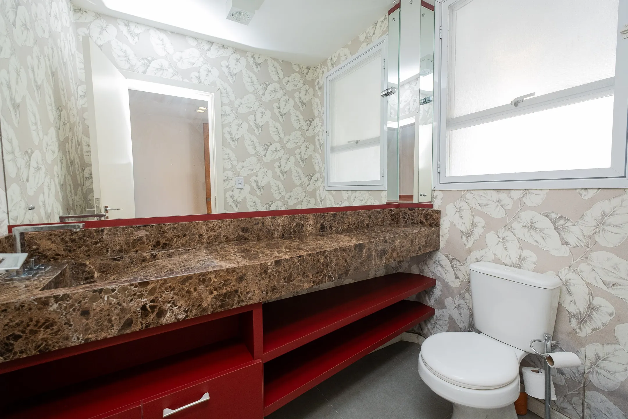 Casa à venda no Bougainville, Laranjal - com 202 m², 3 quartos (sendo 1 suíte com closet), móveis planejados e área de lazer com churrasqueira e piscina. - 7