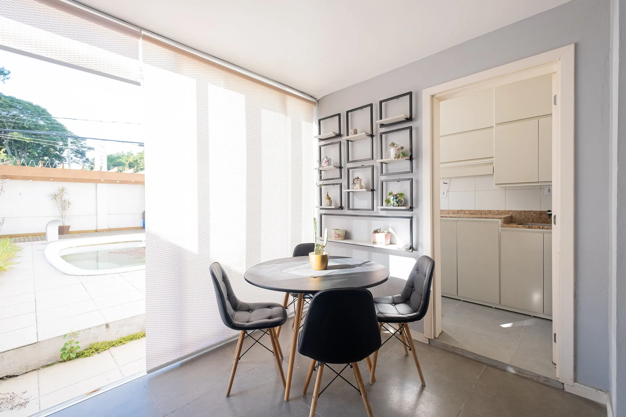 Casa à venda no Bougainville, Laranjal - com 202 m², 3 quartos (sendo 1 suíte com closet), móveis planejados e área de lazer com churrasqueira e piscina.