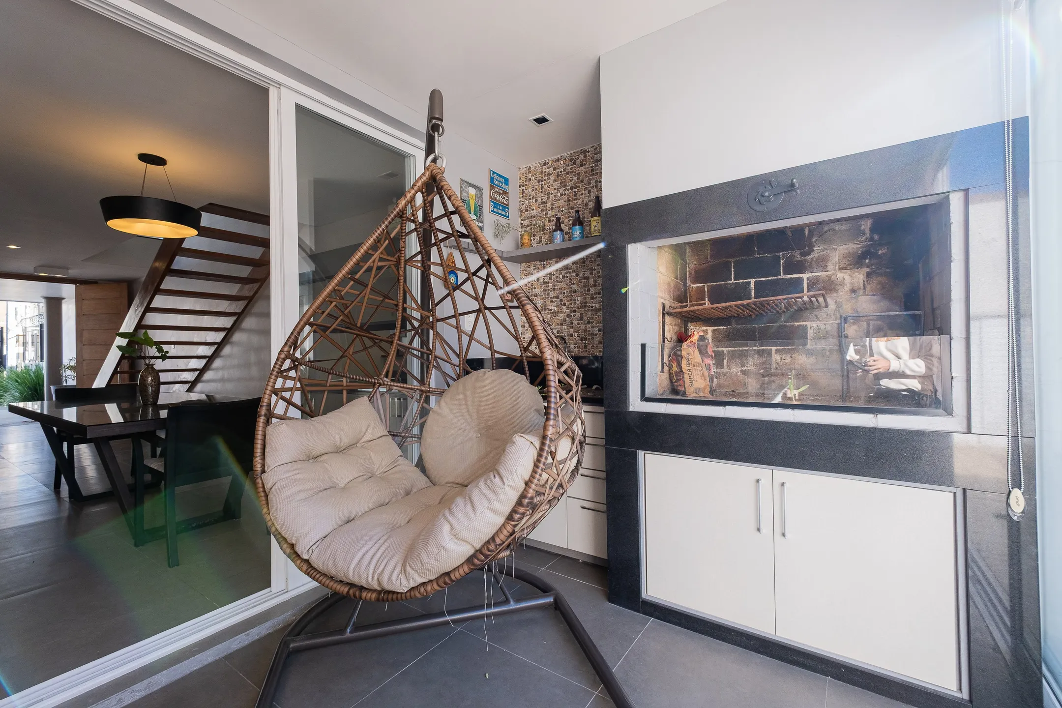 Casa à venda no Bougainville, Laranjal - com 202 m², 3 quartos (sendo 1 suíte com closet), móveis planejados e área de lazer com churrasqueira e piscina. - 9