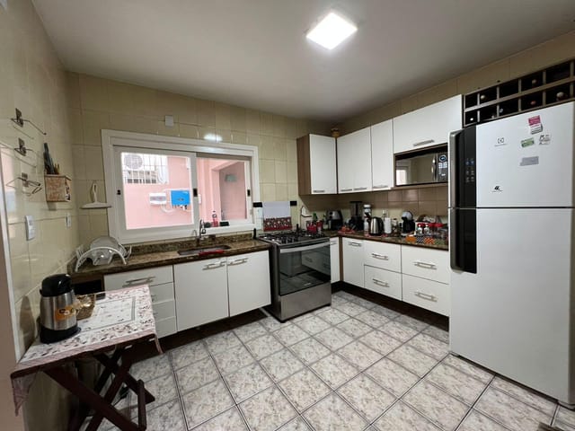 Casa com 300m² 3 quartos e 3 banheiros, à venda, no bairro Três Vendas em Pelotas