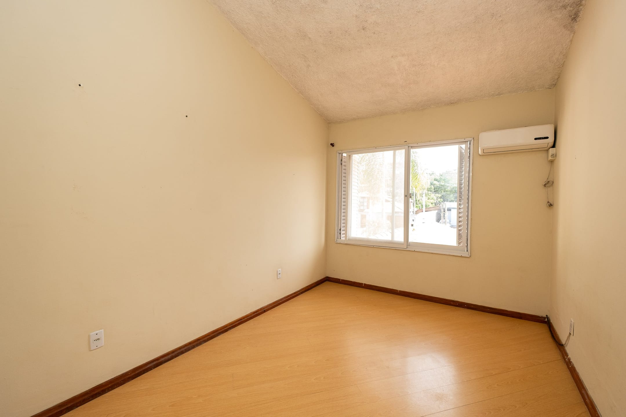 Casa à venda no Recanto de Portugal - com 165 m², 3 quartos, lareira, churrasqueira, pátio com piscina e portão eletrônico. - 14