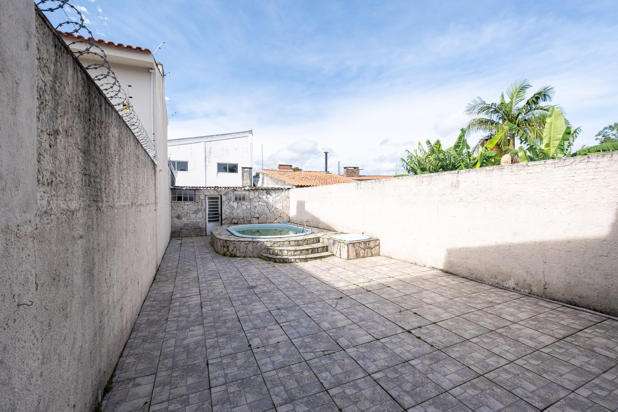 Casa à venda no Recanto de Portugal - com 165 m², 3 quartos, lareira, churrasqueira, pátio com piscina e portão eletrônico. - 18